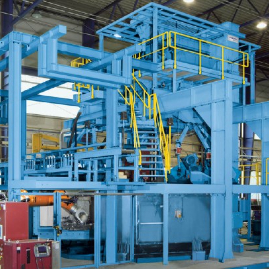 Máy phun bi dạng băng tải đảo, băng tải cuốn sản phẩm vào ra thông suốt liên tục